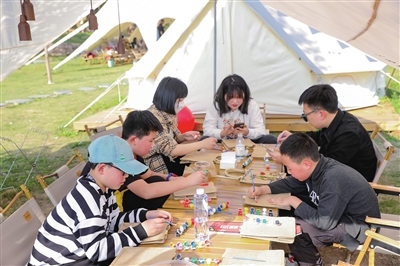 3五宝镇见川自然营地，家长和小朋友一起绘画，共享亲子之乐。记者 曹检 摄