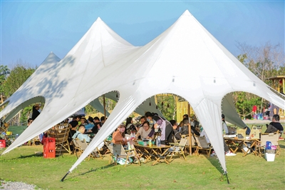 5五宝镇见川自然营地，市民搭起帐篷、天幕，乐享周末。记者 曹检 摄