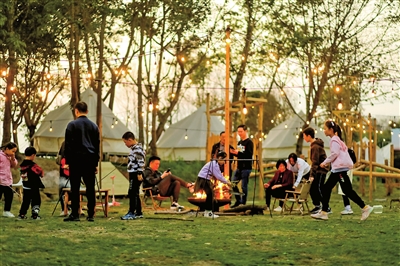 2五宝镇见川自然营地，大人休闲放松，儿童嬉戏玩耍。记者 曹检 摄