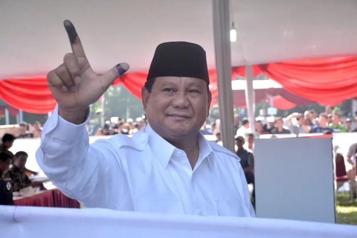 2019年4月17日，在印度尼西亚茂物，总统候选人普拉博沃在一处投票站投票后展示蘸有墨水的手指。新华社发（德迪摄）