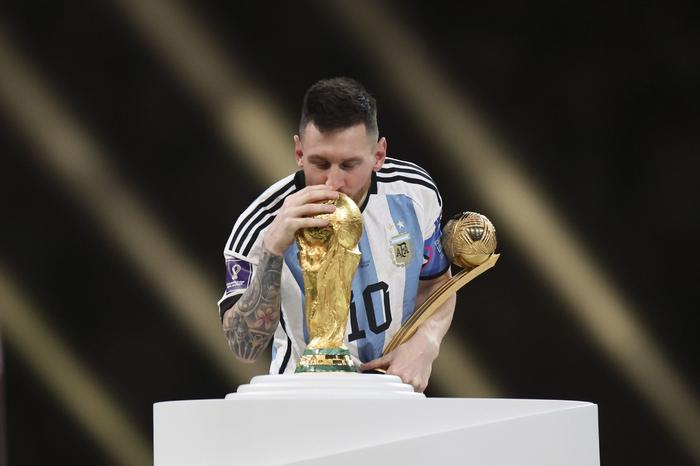 2022年12月18日，获得世界杯金球奖的梅西在颁奖仪式上亲吻大力神杯。新华社记者 曹灿 摄